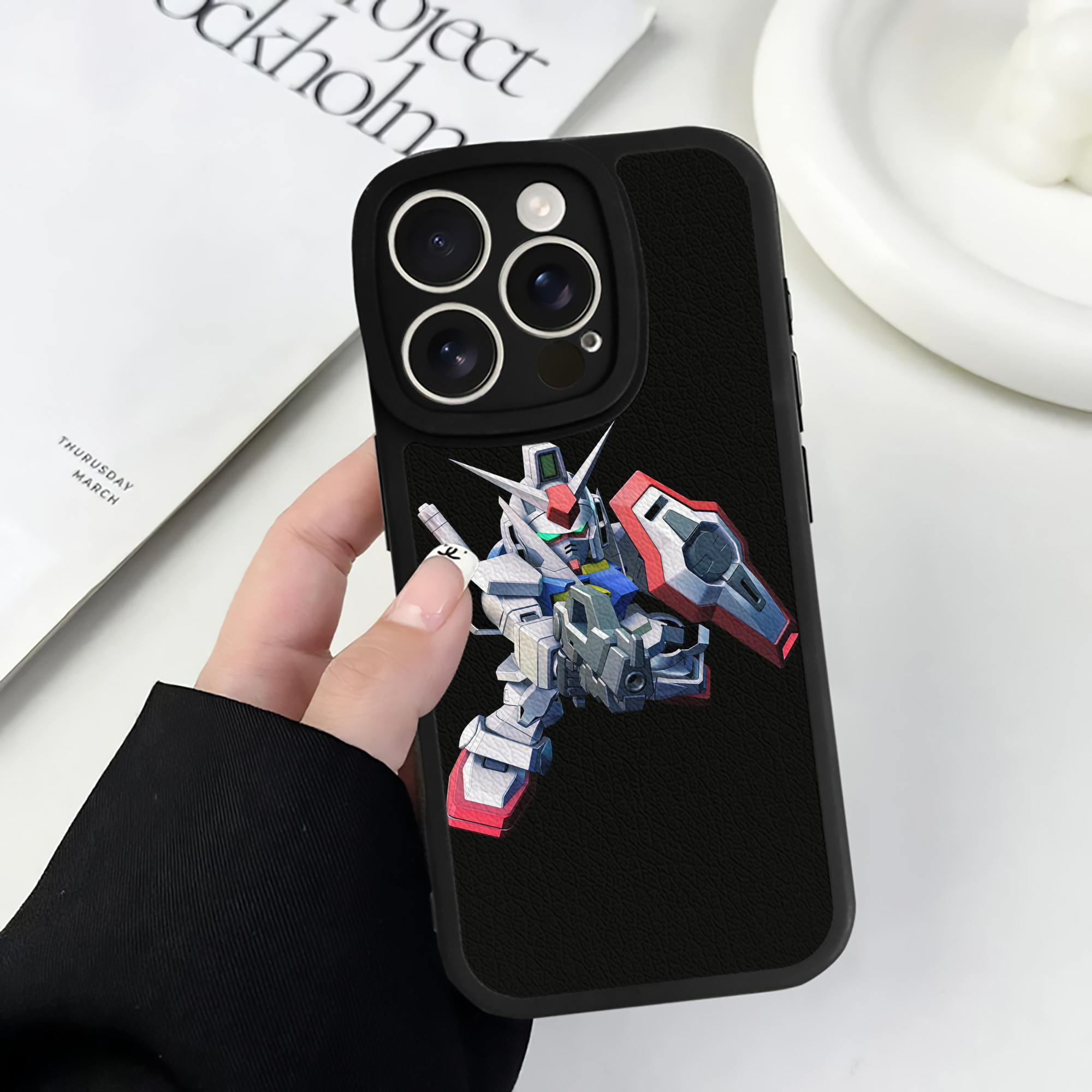 （画像用） 機動戦士ガンダム Mobile Suit Gundam 【iPhone 16シリーズ対応】シリコンスマホケース（レザー調） 材質：シリコン